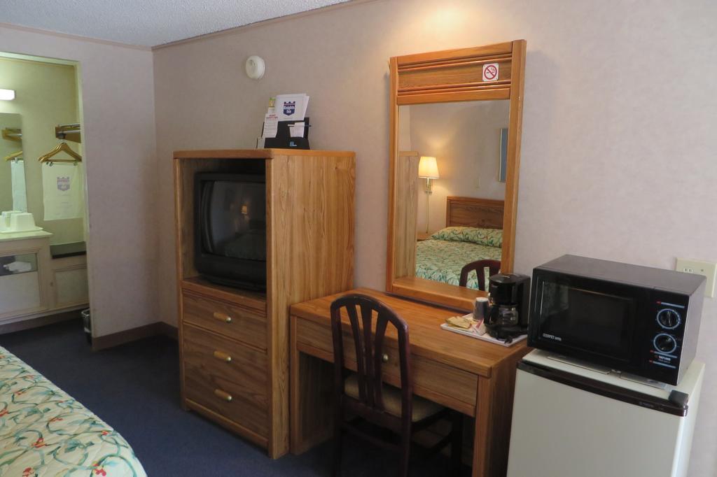 Knights Inn Canton Bagian luar foto